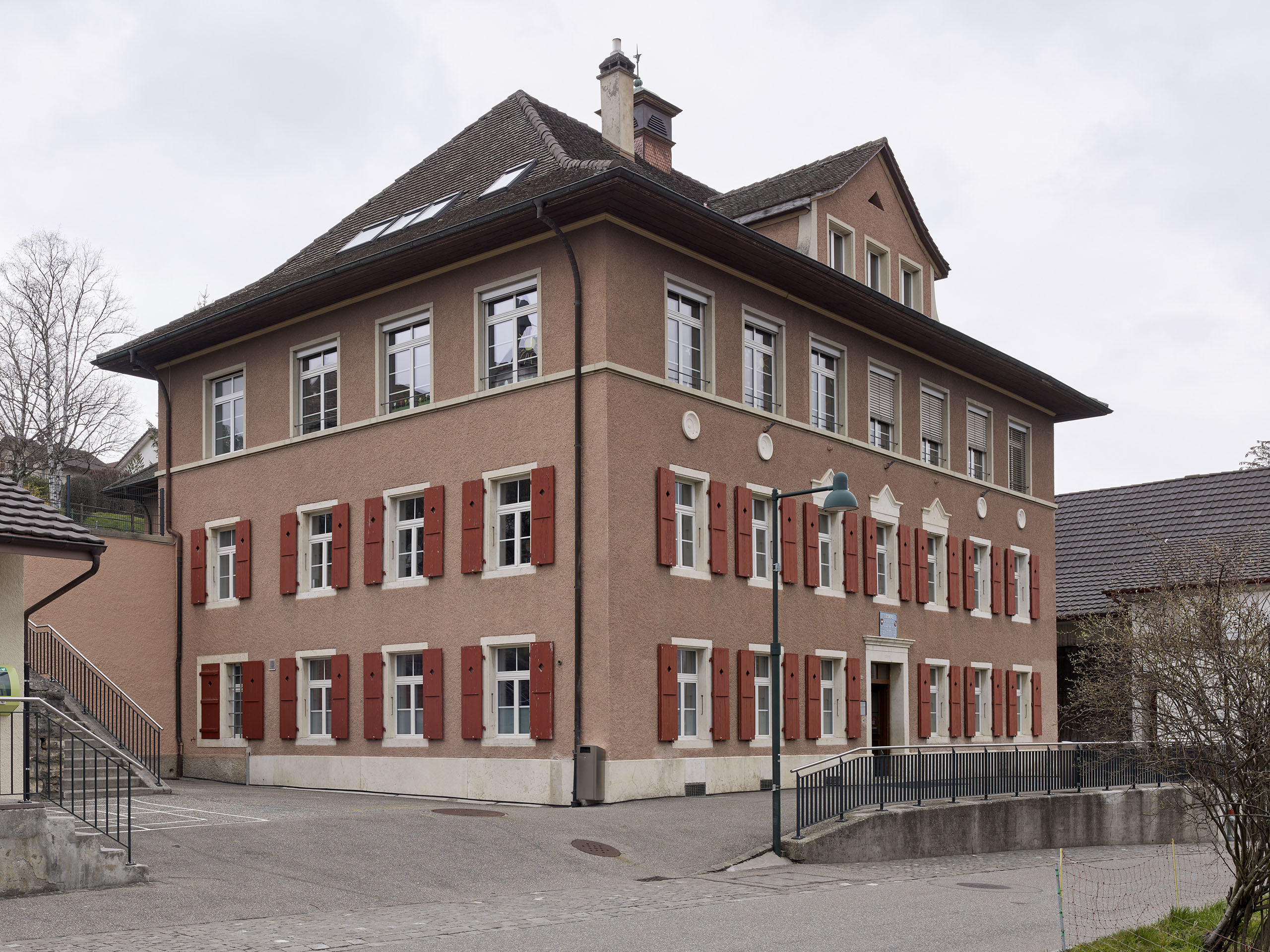 Dorfstrasse 15. Schulhaus